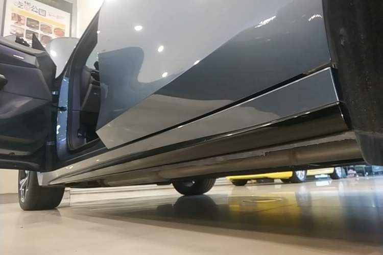 Used Lynk & Co 07 2024 EM-P 126 Long-Range Ultra Left Side Sill