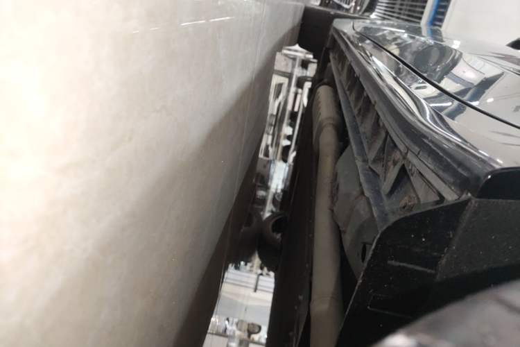 Used Lynk & Co 07 2024 EM-P 126 Long-Range Ultra Left Side Sill
