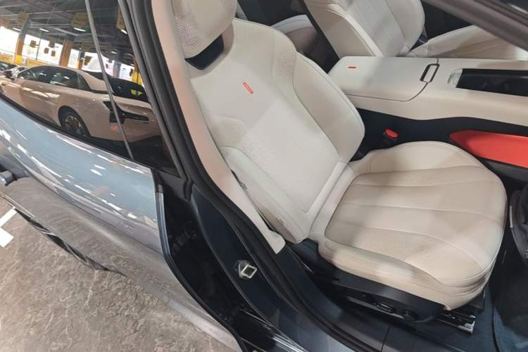 Used Lynk & Co 07 2024 EM-P 126 Long-Range Halo Right Front Seat