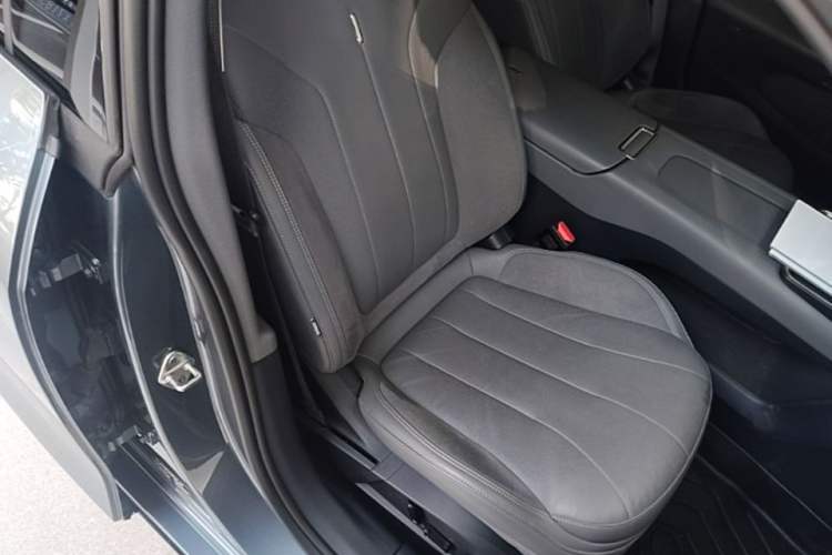 Used Lynk & Co 07 2024 EM-P 126 Long-Range Ultra Right Front Seat