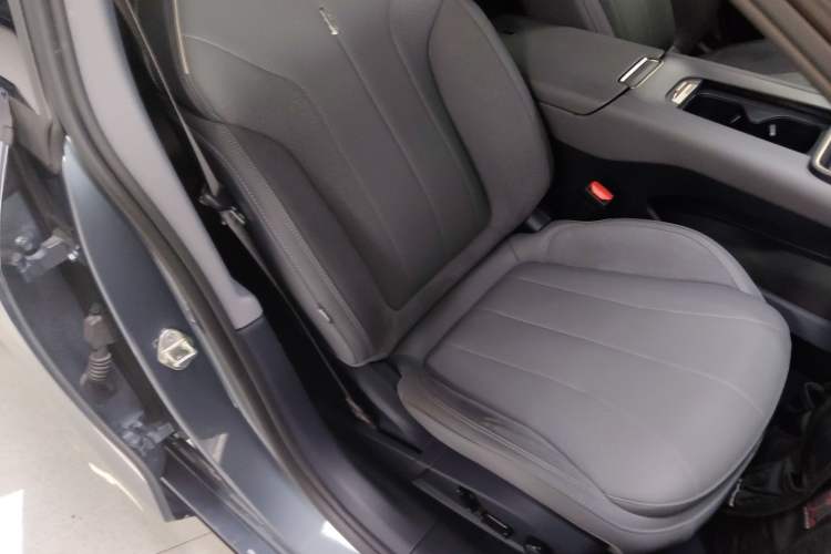 Used Lynk & Co 07 2024 EM-P 126 Long-Range Ultra Right Front Seat