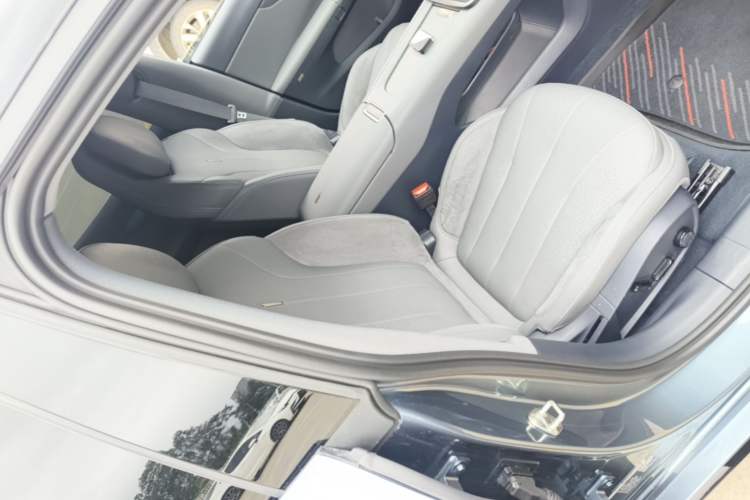 Used Lynk & Co 07 2024 EM-P 126 Long-Range Ultra Right Front Seat