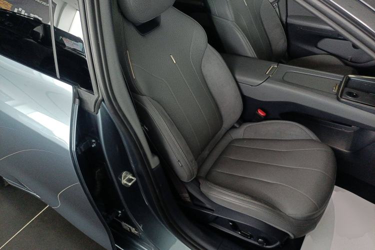 Used Lynk & Co 07 2024 EM-P 126 Long-Range Ultra Right Front Seat