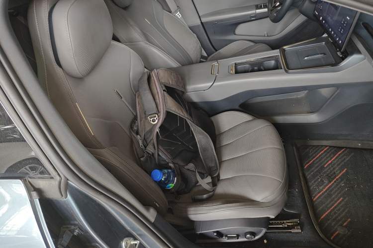 Used Lynk & Co 07 2024 EM-P 126 Long-Range Ultra Right Front Seat