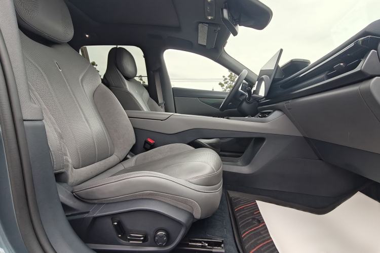 Used Lynk & Co 07 2024 EM-P 126 Long-Range Ultra Right Front Seat