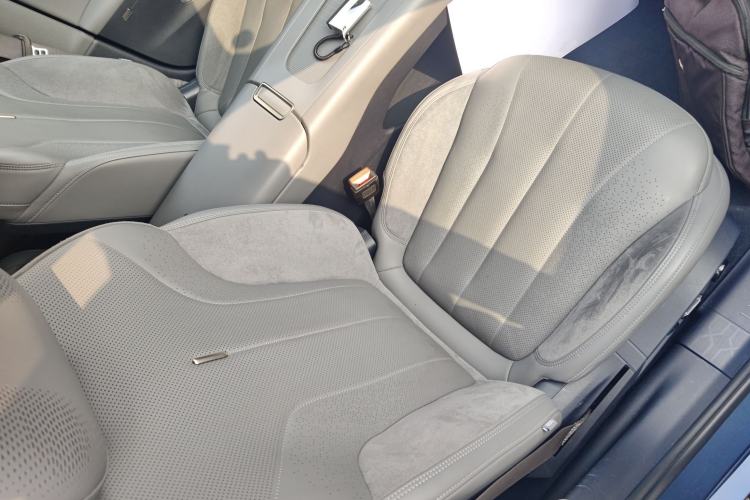 Used Lynk & Co 07 2024 EM-P 126 Long-Range Ultra Right Front Seat