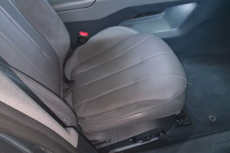 Used Lynk & Co 07 2024 EM-P 126 Long-Range Ultra Right Front Seat