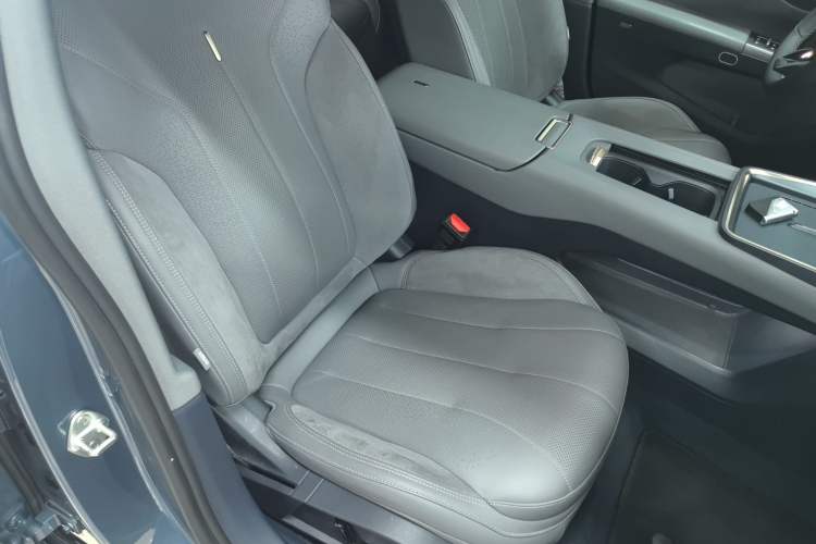 Used Lynk & Co 07 2024 EM-P 126 Long-Range Ultra Right Front Seat