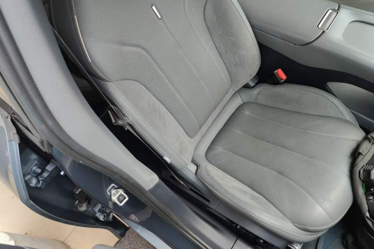 Used Lynk & Co 07 2024 EM-P 126 Long-Range Ultra Right Front Seat