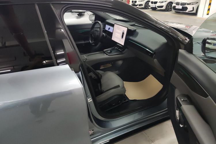 Used Lynk & Co 07 2024 EM-P 126 Long-Range Pro Right Front Seat