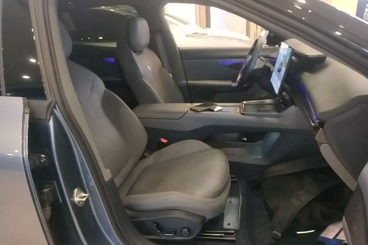 Used Lynk & Co 07 2024 EM-P 126 Long-Range Ultra Right Front Seat