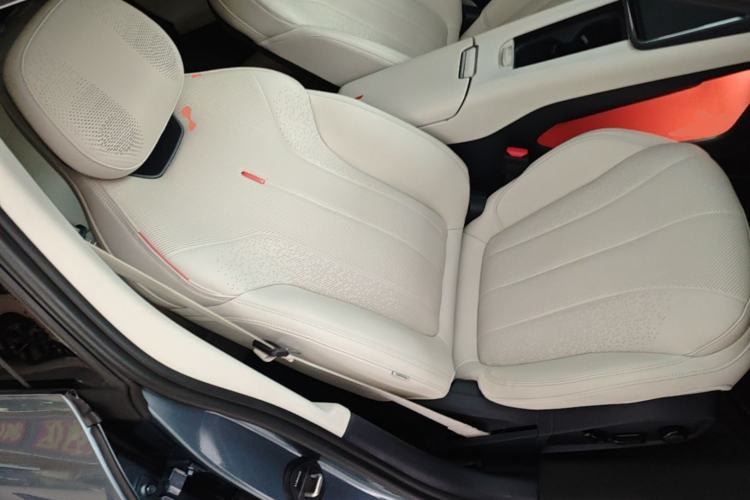 Used Lynk & Co 07 2024 EM-P 126 Long-Range Ultra Right Front Seat