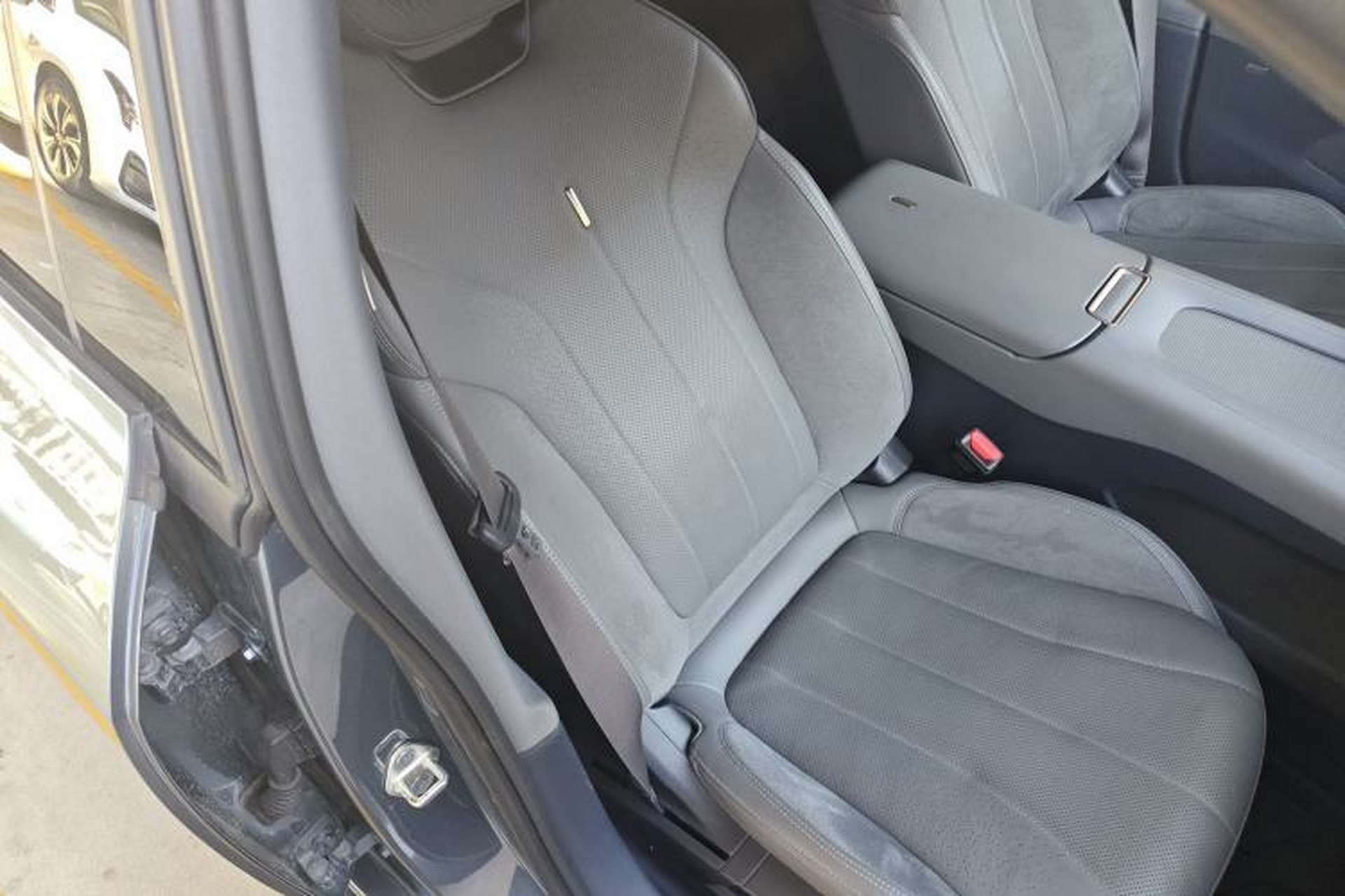 Used Lynk & Co 07 2024 EM-P 126 Long-Range Ultra Right Front Seat