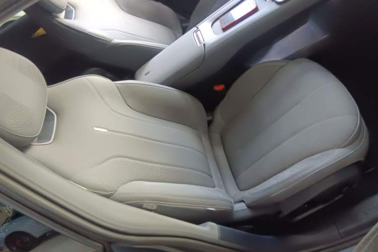 Used Lynk & Co 07 2024 EM-P 126 Long-Range Ultra Right Front Seat