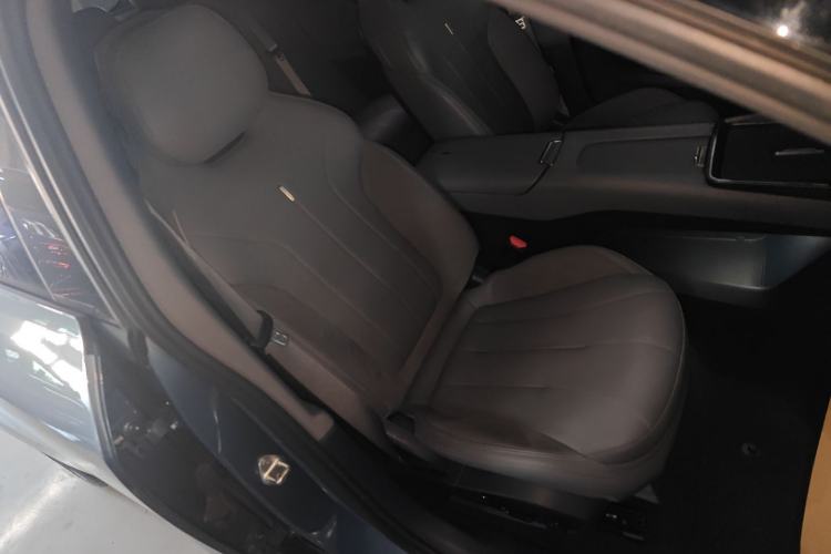 Used Lynk & Co 07 2024 EM-P 126 Long-Range Ultra Right Front Seat