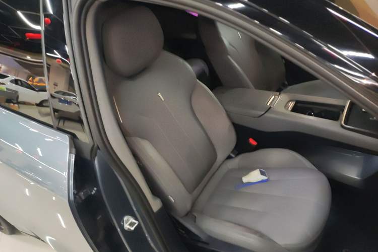 Used Lynk & Co 07 2024 EM-P 126 Long-Range Ultra Right Front Seat