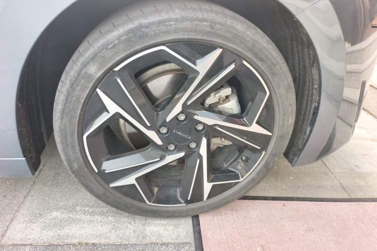 Used Lynk & Co 07 2024 EM-P 126 Long-Range Ultra Right Front Wheel Hub