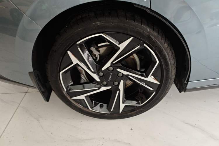 Used Lynk & Co 07 2024 EM-P 126 Long-Range Ultra Right Rear Wheel Hub