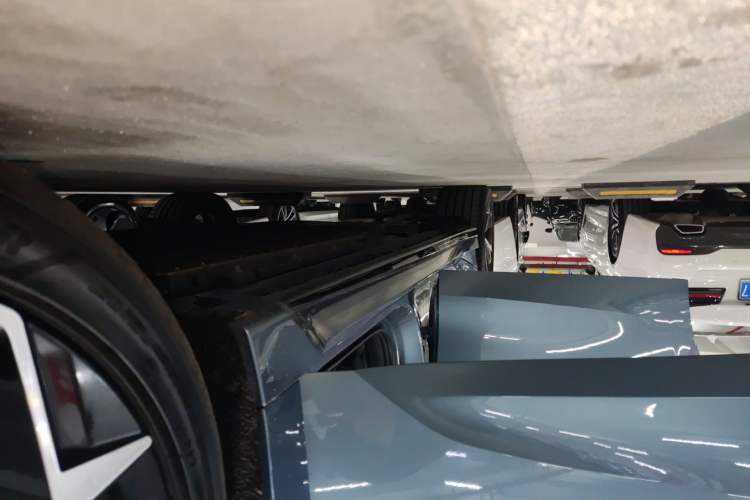 Used Lynk & Co 07 2024 EM-P 126 Long-Range Pro Right Side Sill