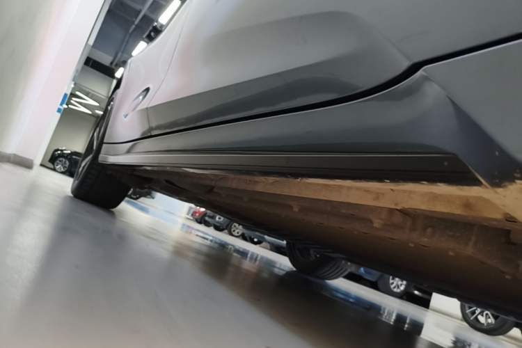 Used Lynk & Co 07 2024 EM-P 126 Long-Range Ultra Right Side Sill