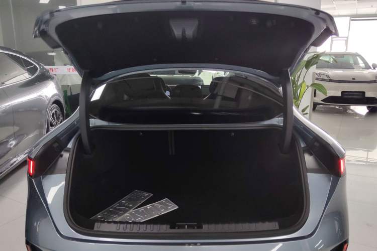 Used Lynk & Co 07 2024 EM-P 126 Long-Range Ultra Trunk