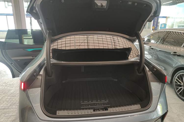 Used Lynk & Co 07 2024 EM-P 126 Long-Range Ultra Trunk