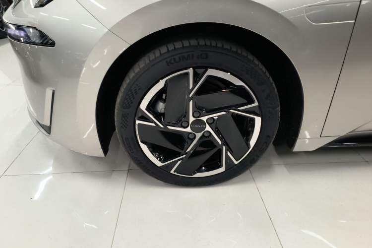 Used Lynk & Co 07 2024 EM-P 126 Long-Range Halo Exterior 7