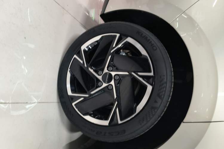 Used Lynk & Co 07 2024 EM-P 126 Long-Range Halo Exterior 8