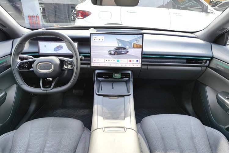 Used Lynk & Co 07 2024 EM-P 126 Long-Range Ultra Interior 2