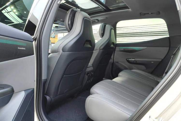Used Lynk & Co 07 2024 EM-P 126 Long-Range Ultra Interior 3