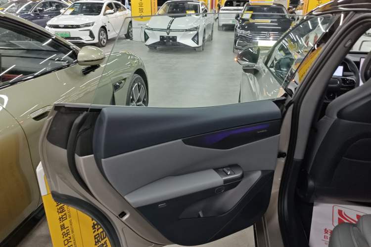 Used Lynk & Co 07 2024 EM-P 126 Long-Range Halo Interior 8