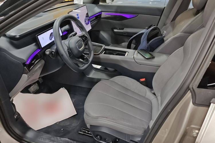 Used Lynk & Co 07 2024 EM-P 126 Long-Range Halo Left Front Seat