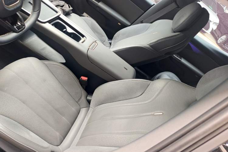Used Lynk & Co 07 2024 EM-P 126 Long-Range Halo Left Front Seat