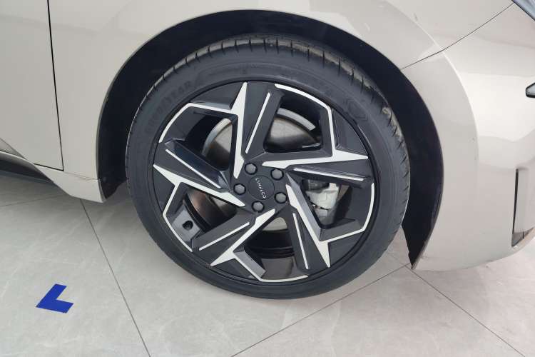 Used Lynk & Co 07 2024 EM-P 126 Long-Range Halo Left Rear Wheel Hub