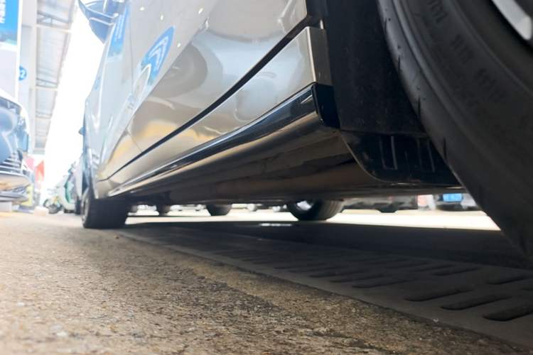 Used Lynk & Co 07 2024 EM-P 126 Long-Range Halo Left Side Sill