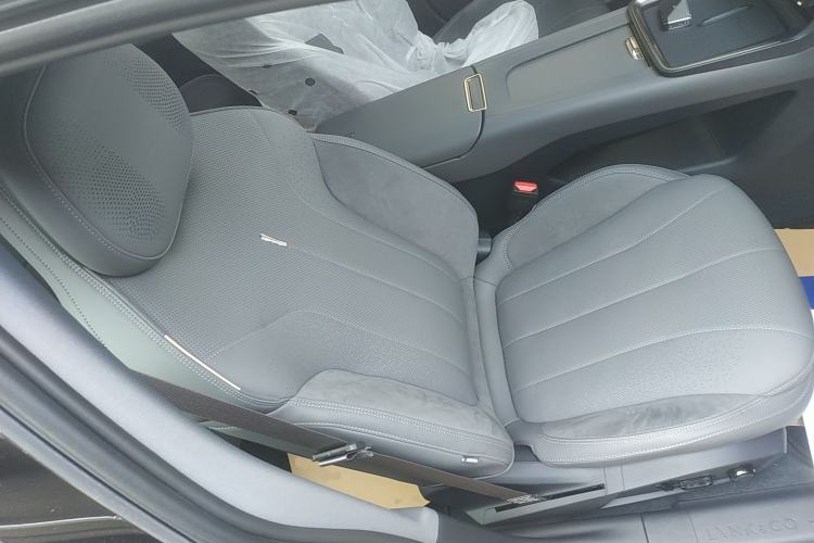 Used Lynk & Co 07 2024 EM-P 126 Long-Range Halo Right Front Seat