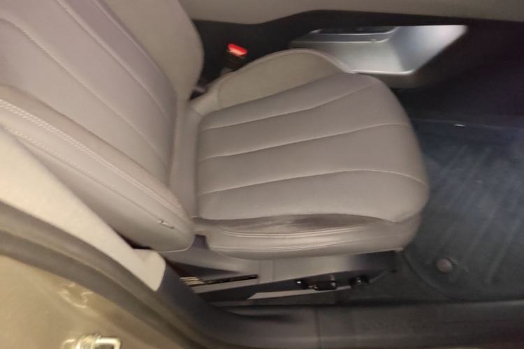 Used Lynk & Co 07 2024 EM-P 126 Long-Range Ultra Right Front Seat