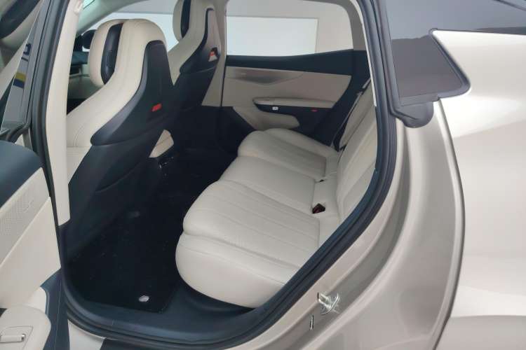 Used Lynk & Co 07 2024 EM-P 126 Long-Range Halo Right Rear Seat
