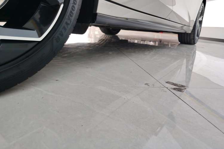 Used Lynk & Co 07 2024 EM-P 126 Long-Range Halo Right Side Sill