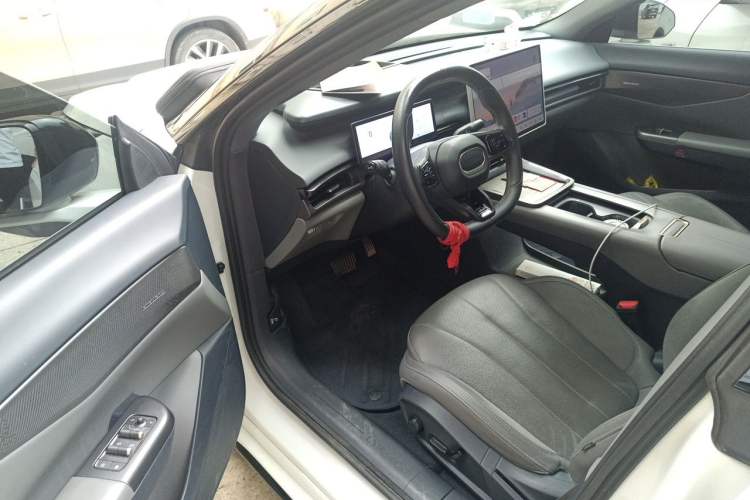 Used Lynk & Co 07 2024 EM-P 126 Long-Range Ultra Driver Seat
