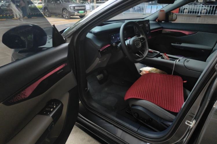 Used Lynk & Co 07 2024 EM-P 126 Long-Range Ultra Driver Seat