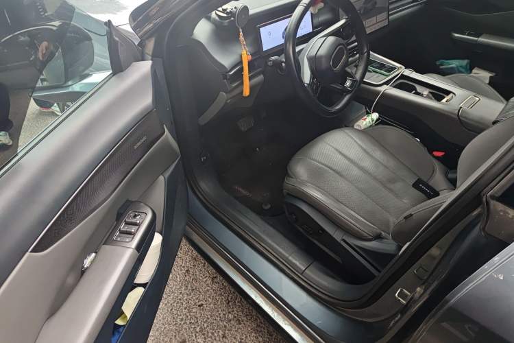 Used Lynk & Co 07 2024 EM-P 126 Long-Range Ultra Driver Seat