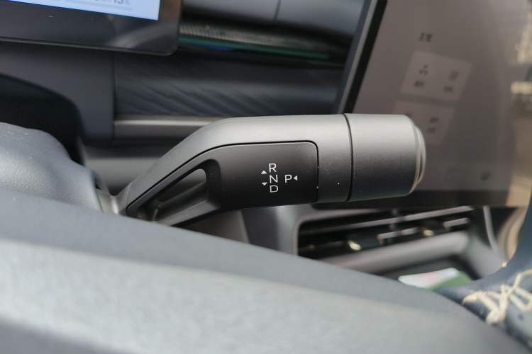Used Lynk & Co 07 2024 EM-P 126 Long-Range Halo Gear Lever