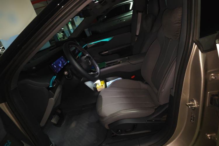 Used Lynk & Co 07 2024 EM-P 126 Long-Range Halo Left Front Seat