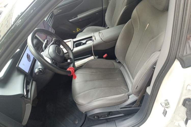 Used Lynk & Co 07 2024 EM-P 126 Long-Range Ultra Left Front Seat