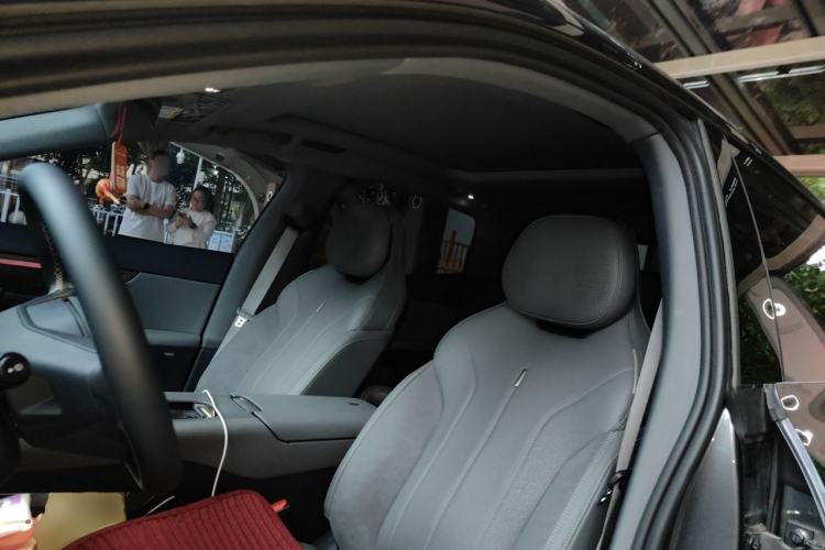 Used Lynk & Co 07 2024 EM-P 126 Long-Range Ultra Left Front Seat