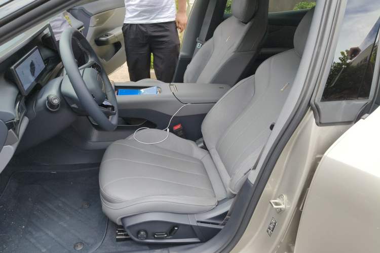 Used Lynk & Co 07 2024 EM-P 126 Long-Range Halo Left Front Seat