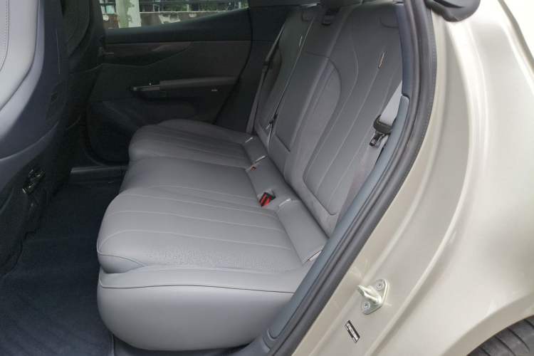 Used Lynk & Co 07 2024 EM-P 126 Long-Range Halo Left Rear Seat