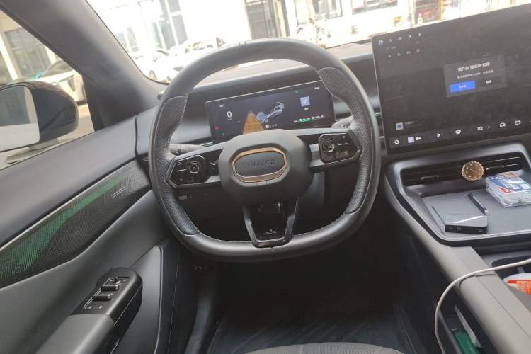 Used Lynk & Co 07 2024 EM-P 126 Long-Range Halo Steering Wheel