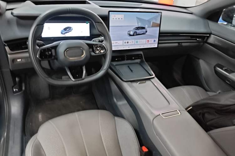 Used Lynk & Co 07 2024 EM-P 126 Long-Range Ultra Center Console